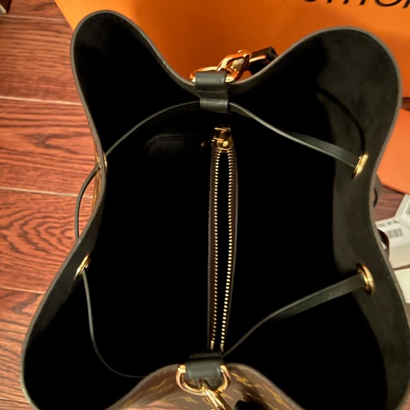 SOLD Authentic Louis Vuitton NeoNoe - Picture 5 of 7